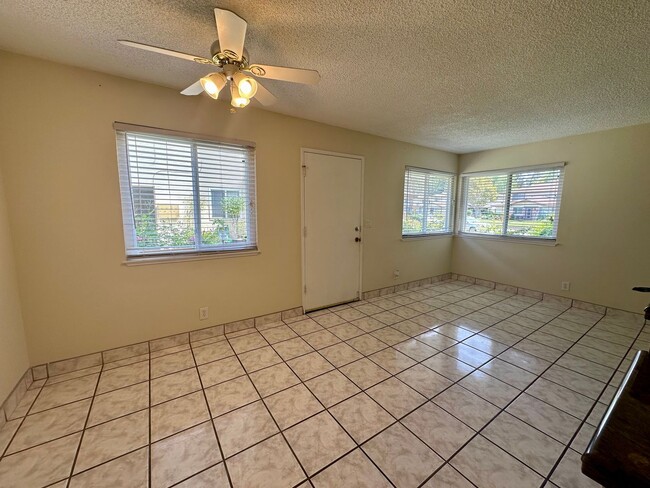 Building Photo - Gorgeous 2 Bedroom 1 Bath !