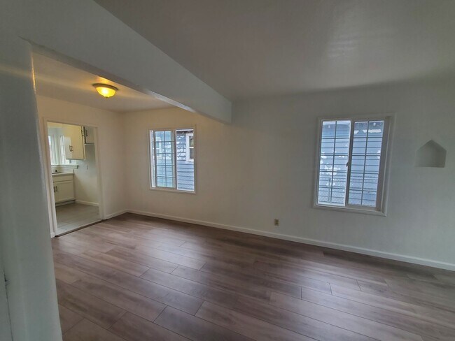 Building Photo - Gated & Spacious 2 Bed/1Bath Home W/ Yard ...