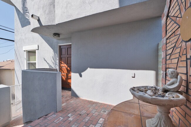 Building Photo - 3220 Crest Dr