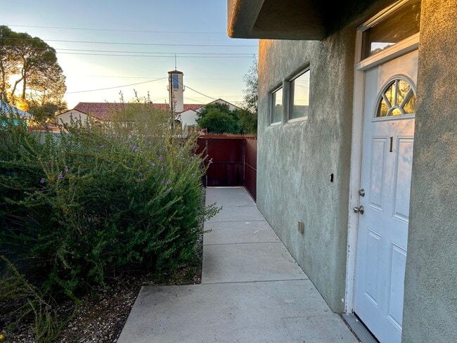 Área de entrada privada para la Unidad 1 - 3136 N Winstel Blvd