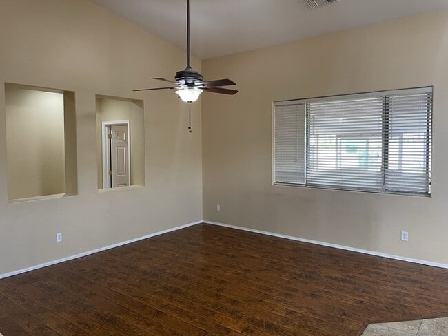 Foto del edificio - 8832 W Midway Ave