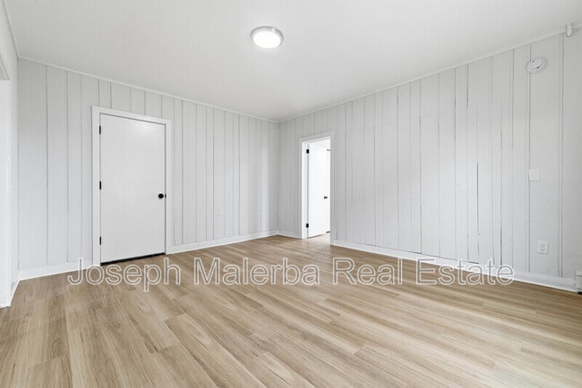 Building Photo - 848 Bank St