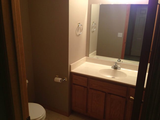 Foto del edificio - End Unit 3 bed finished basement Town Home