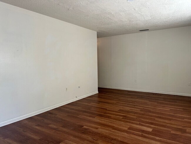 Foto del edificio - 1110 N Brunnell Pkwy