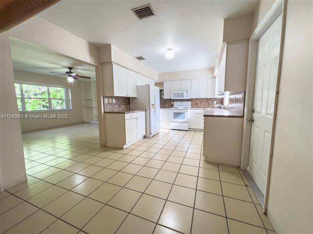Building Photo - 10520 SW 77th Ave