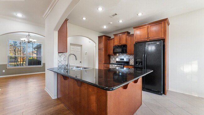 Foto del edificio - Charming 4-Bedroom Fayetteville Retreat with Granite Accents & Warm Fireplace!