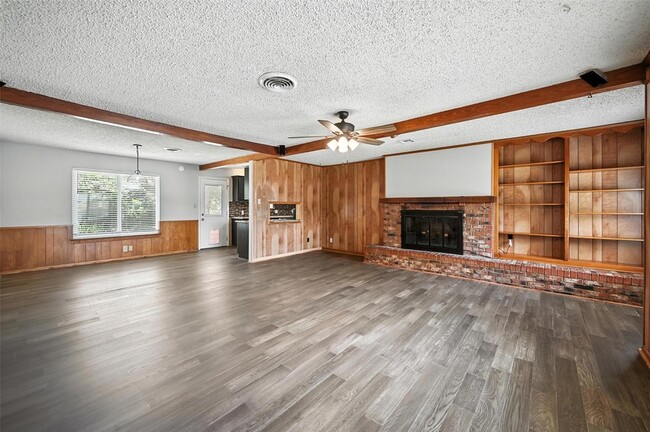 Photo - 302 Young Dr House