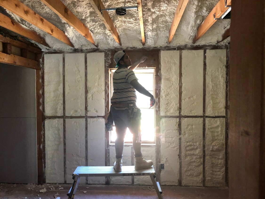 Foto del edificio - 1128 Lakeview Dr