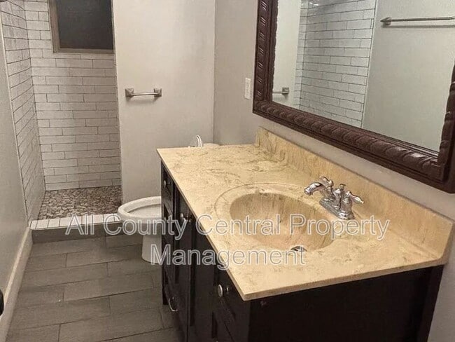 Building Photo - 1811 Courtney Ave