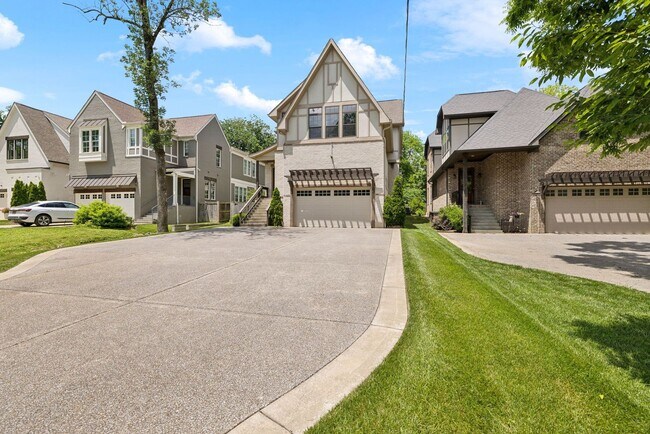 Foto del edificio - Welcome to this beautifully designed 4-bed...