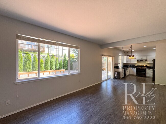 Foto del edificio - Dual Primary Suites, Huge Backyard Deck & Sun-Filled Living Spaces Near Everyday Conveniences