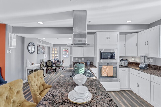 Cocina abierta al comedor. - 4909 Fitch Pl NE