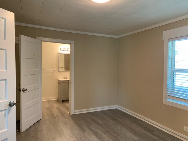 Building Photo - 500 E Heron St