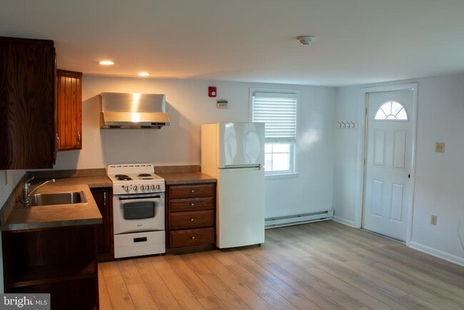 Building Photo - 450 E Butler Ave