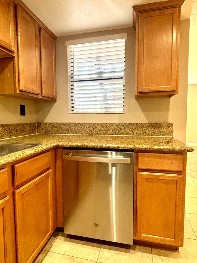 Cocina con vista a la ventana - 1339 Massachusetts Ave