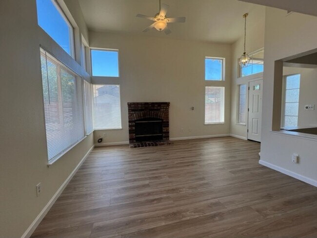 Foto del edificio - Beautiful 3 Bedroom 3 Bathroom on Large Corner Lot