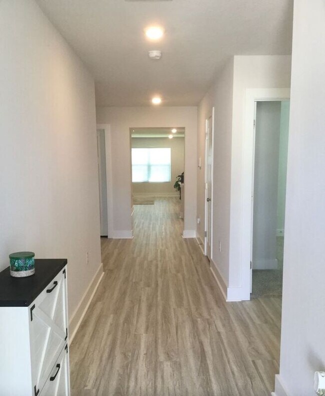 Foto del edificio - 8366 Burch Ct