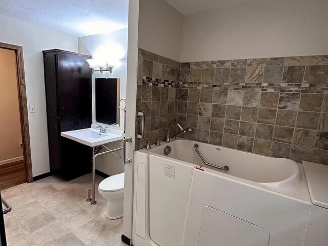 Foto del edificio - 235 N Michigan St