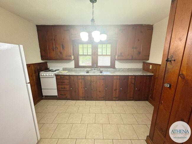 Building Photo - 2 Bedroom / 1 Bath House located on Bertling Street - FENCED-IN BACKYARD