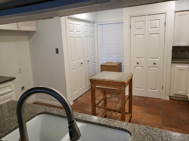Foto del edificio - 8136 Ceberry Dr