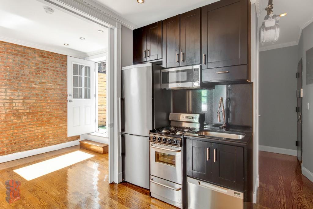 Foto principal - 314 E 106th St