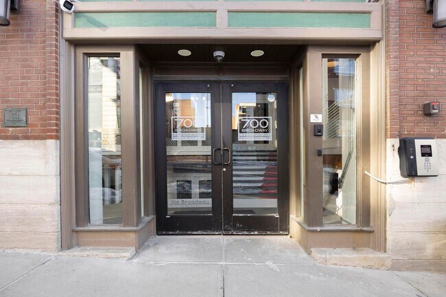 Foto del edificio - 706 Broadway Blvd