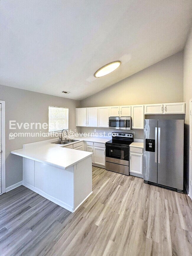 Building Photo - Limited Time Special Offer / 5 Bed, 3 Bath Home with Garage / Pet-Friendly / Vouchers Accepted / ...