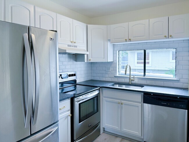 Building Photo - 5794 Village Green Dr