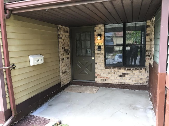 Foto del edificio - 1718 Redwood Ct