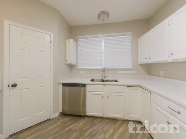 Foto del edificio - 1233 Clear Creek Dr