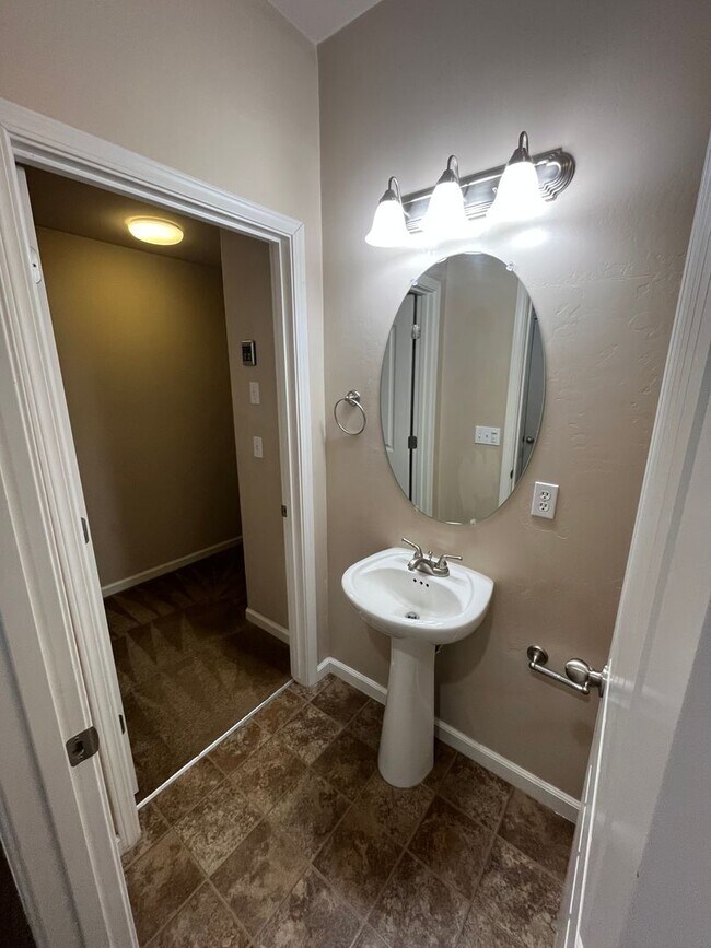 Foto del edificio - Great Town House Available Now!