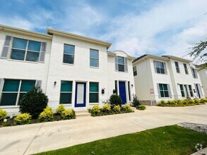 Building Photo - 2713 McCart Ave