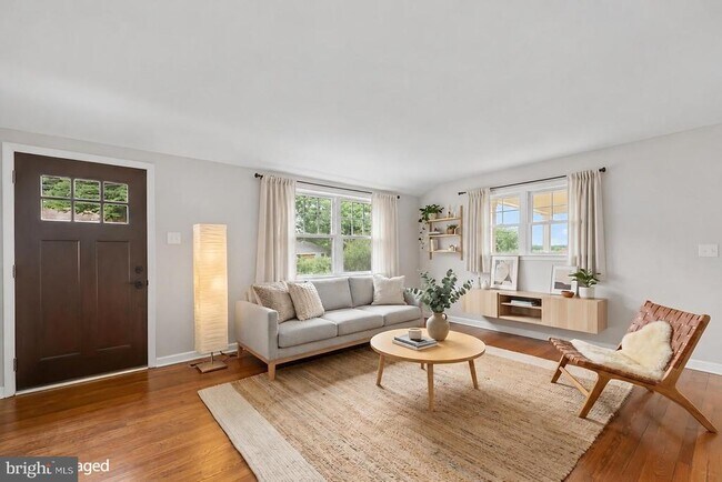 Foto del edificio - 2722 Woodley Pl