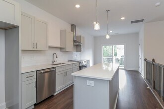 Building Photo - 716 Drakeford Ct