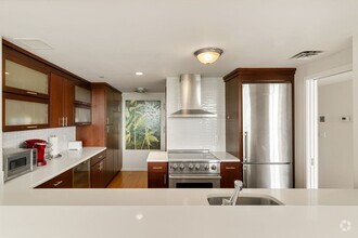 Building Photo - 975 Memorial Dr
