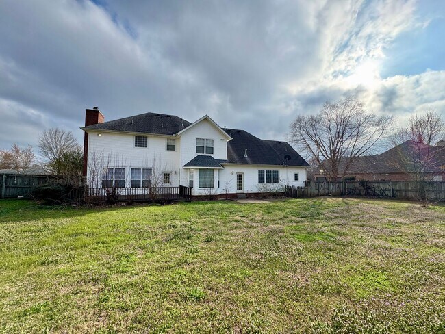 Foto del edificio - East Fayetteville 7 bedrooms 5 baths, VANDERGRIFF DIST - beautiful spread