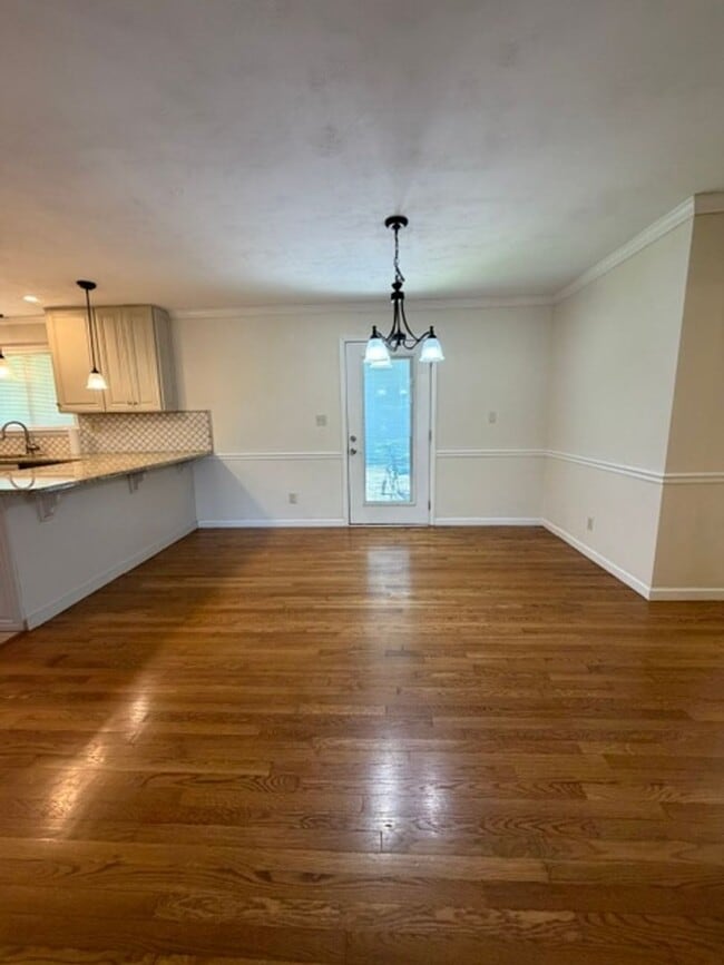 Foto del edificio - Beautiful 3 Bedroom 2 Bath with fenced in backyard