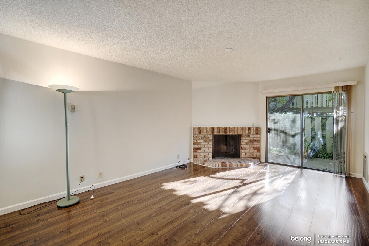 Primary Photo - 1070 Mercedes Ave