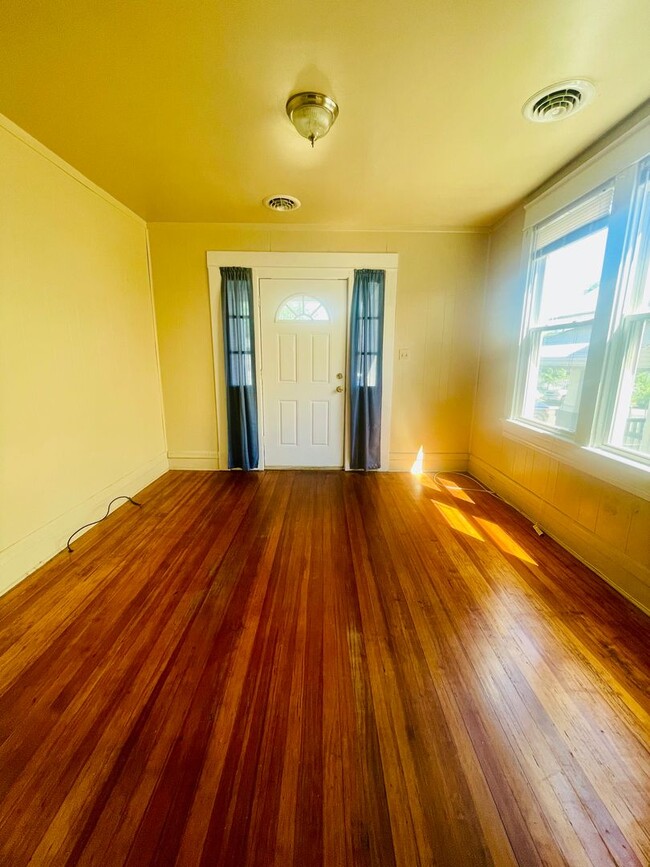 Foto del edificio - Adorable Recently Renovated 2bdrm/1bth Bun...