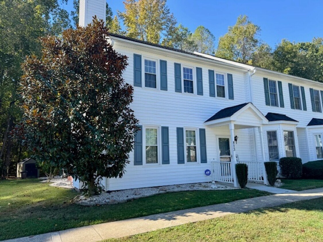 Primary Photo - Elegant 2-Story Townhome with Sunroom & Lu...