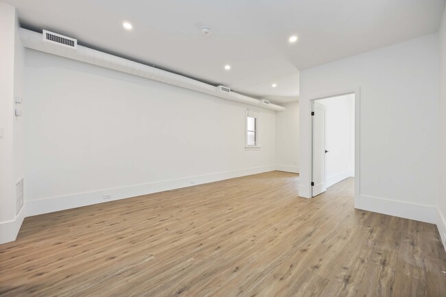 Building Photo - 406 Roncesvalles Av
