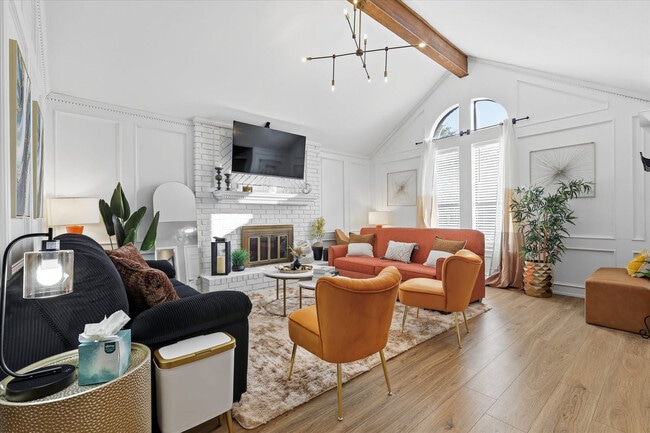 Foto del edificio - 7581 Kings Ridge Rd