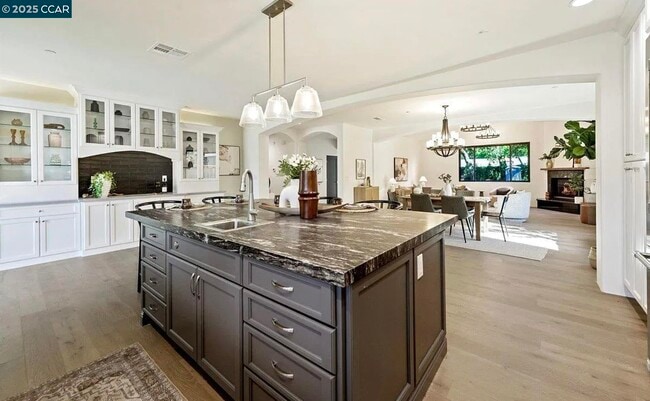 Building Photo - 132 Quinterra Ln