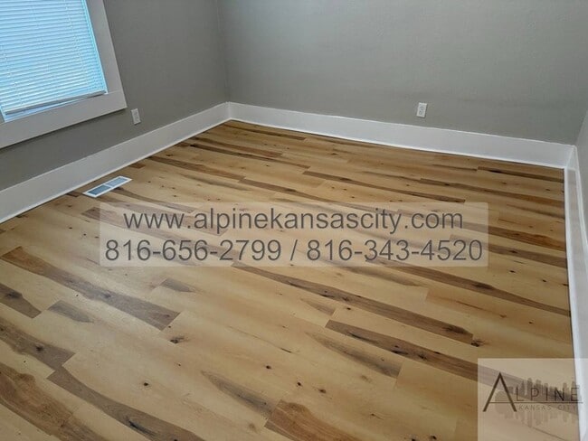 Building Photo - Updated Midtown Home Available