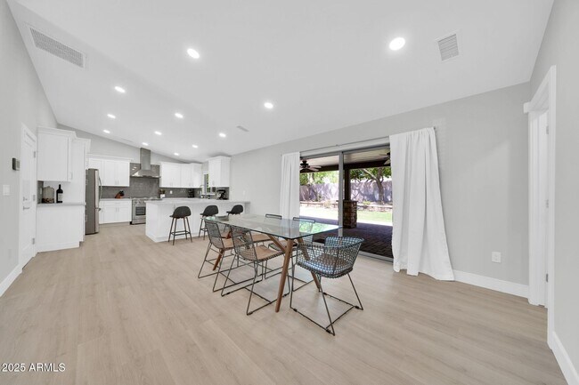 Foto del edificio - 6428 E Grandview Dr
