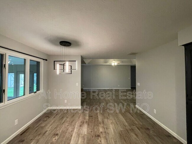 Building Photo - 904 Fairway Ct