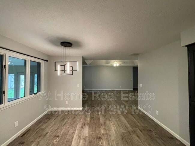 Foto del edificio - 904 Fairway Ct