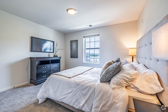 2 habitaciones, 1 baño - 825 pies cuadrados - Dormitorio principal - Fieldchase Senior Apartments