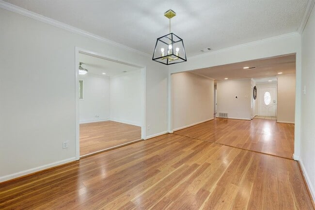 Foto del edificio - 7120 Carwill Dr