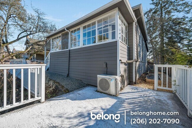 Building Photo - 3943 S Orcas St